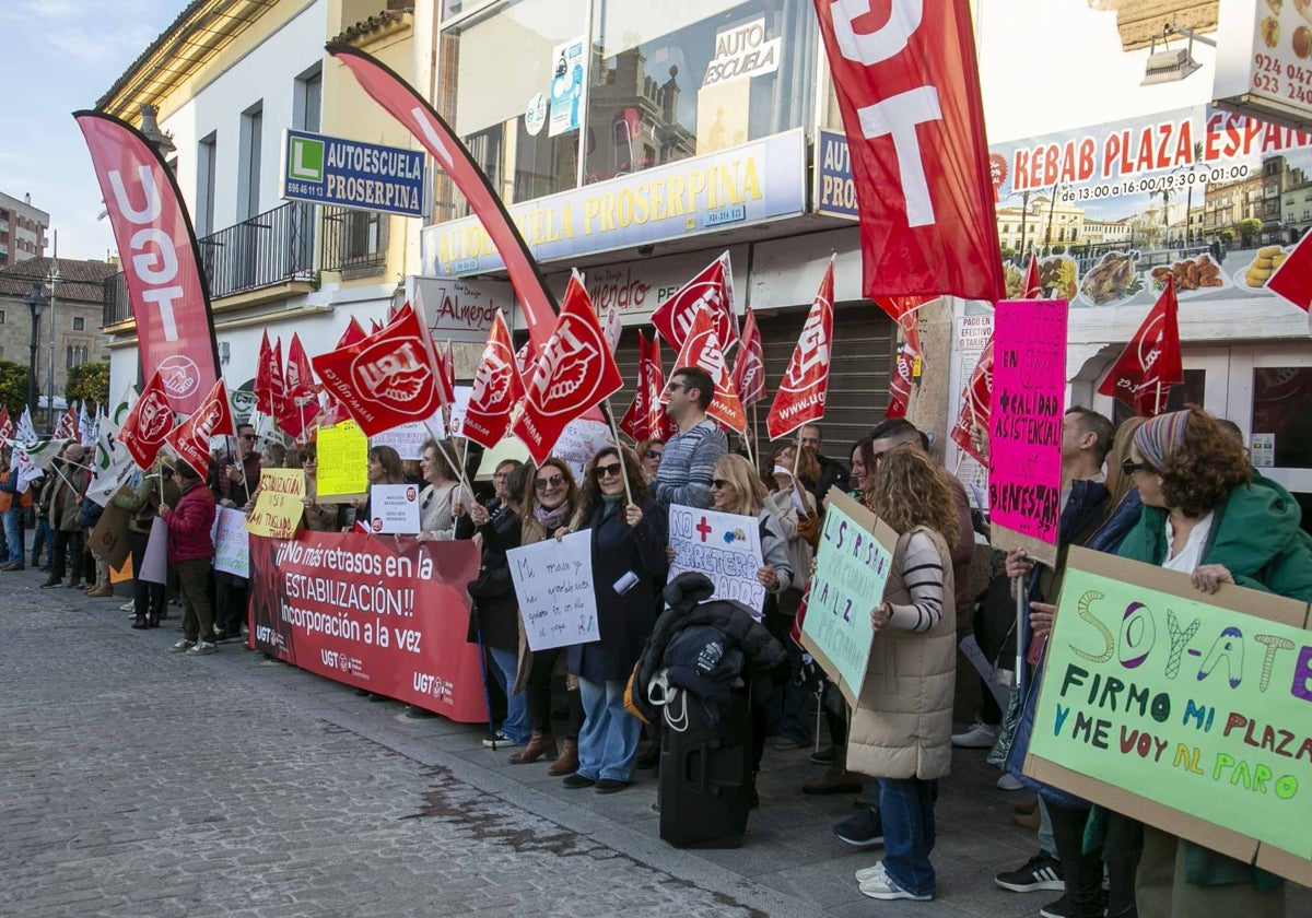 Protesta de sindicatos e interinos de la Junta, esta tarde en Mérida, ante Presidencia de la Junta.