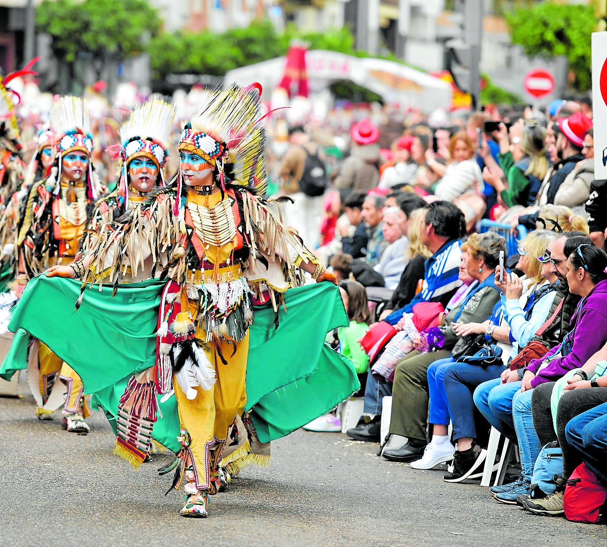 El público observa a la comparsa Anuva durante el desfile de Carnaval 2024.