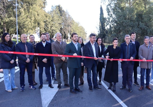 Instantánea de la inauguración oficial de la mejora de la vía. Entre los asistentes, Raquel del Puerto (Diputación), David Herrero (Junta) y Raúl Gordillo (alcalde jerezano).