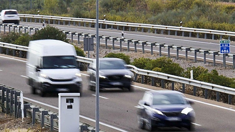 Los radares de la DGT ponen 75 multas al día en Extremadura