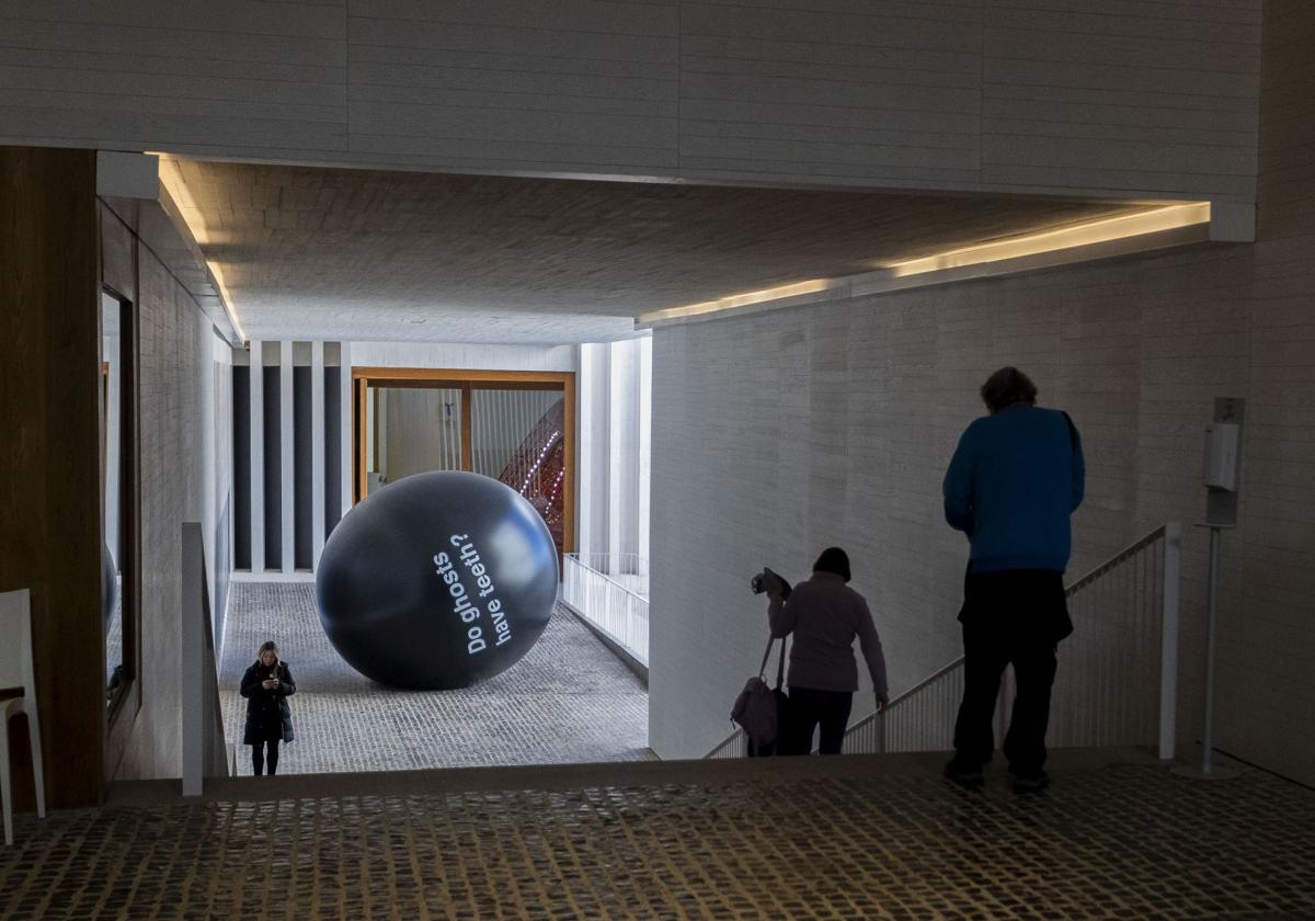 Interior del Museo Helga de Alvear con una de las obras de la exposición temporal de Ryan Gander.