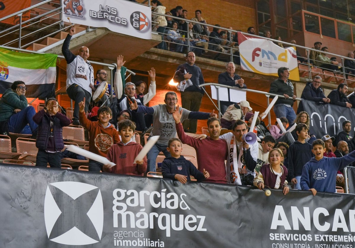 La afición del Vítaly La Mar BCB cada vez llena más de colorido las gradas de La Granadilla.