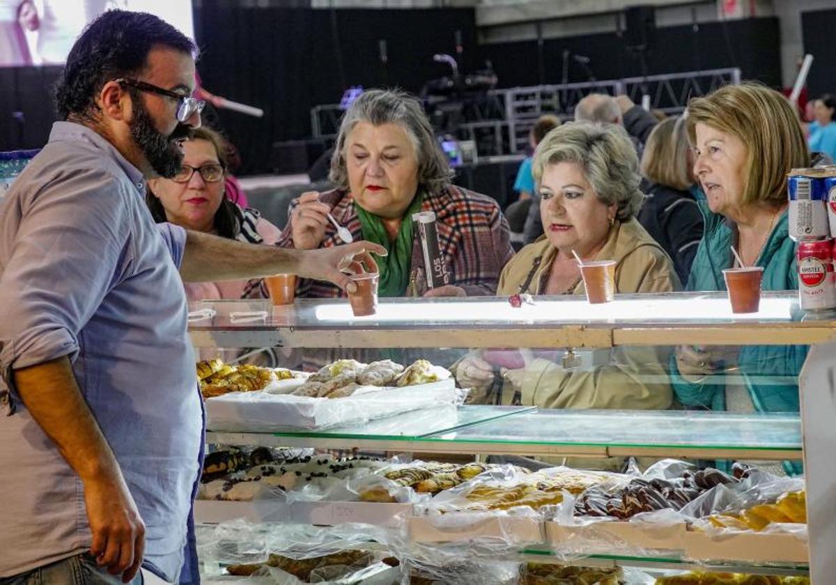 Señoras en la Feria de los Mayores 2024, en las instalaciones de IFEBA