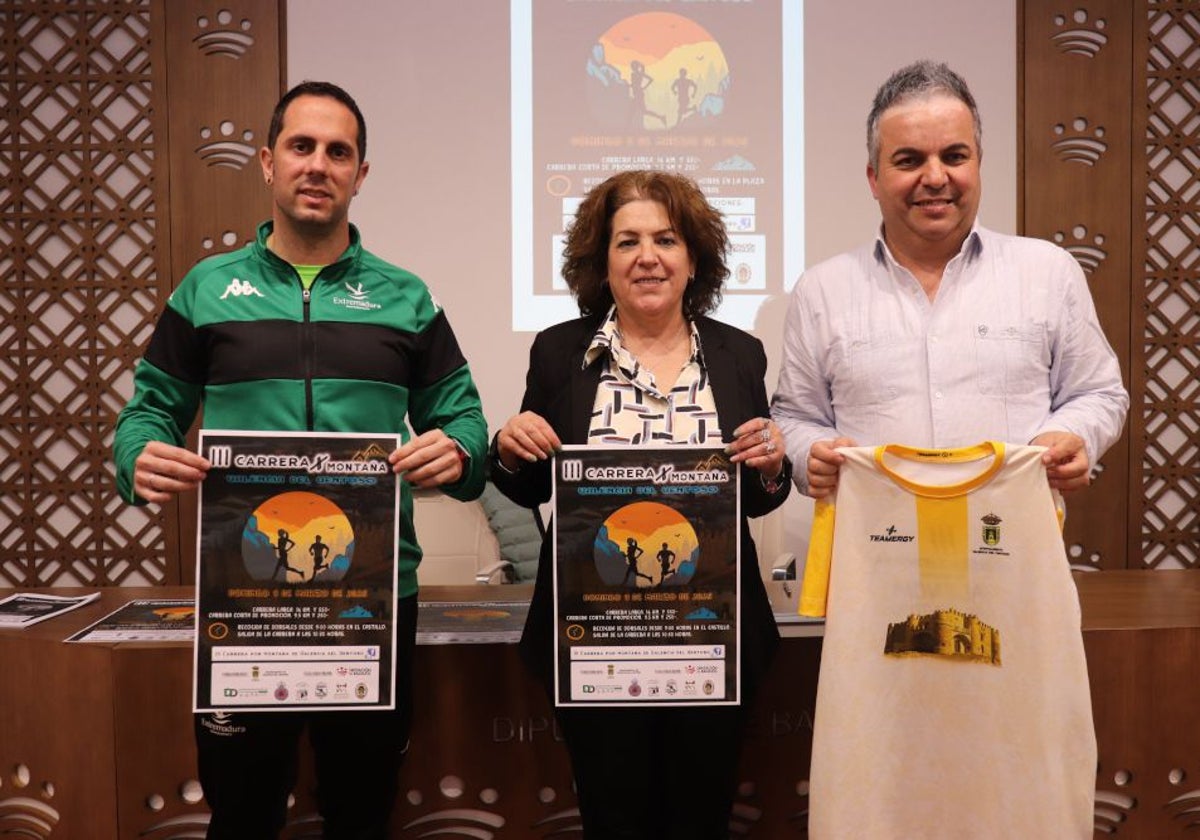 Iván Martín, María López y Serafín Borrallo durante el acto de presentación de la Carrera X Montaña de Valencia del Ventoso.