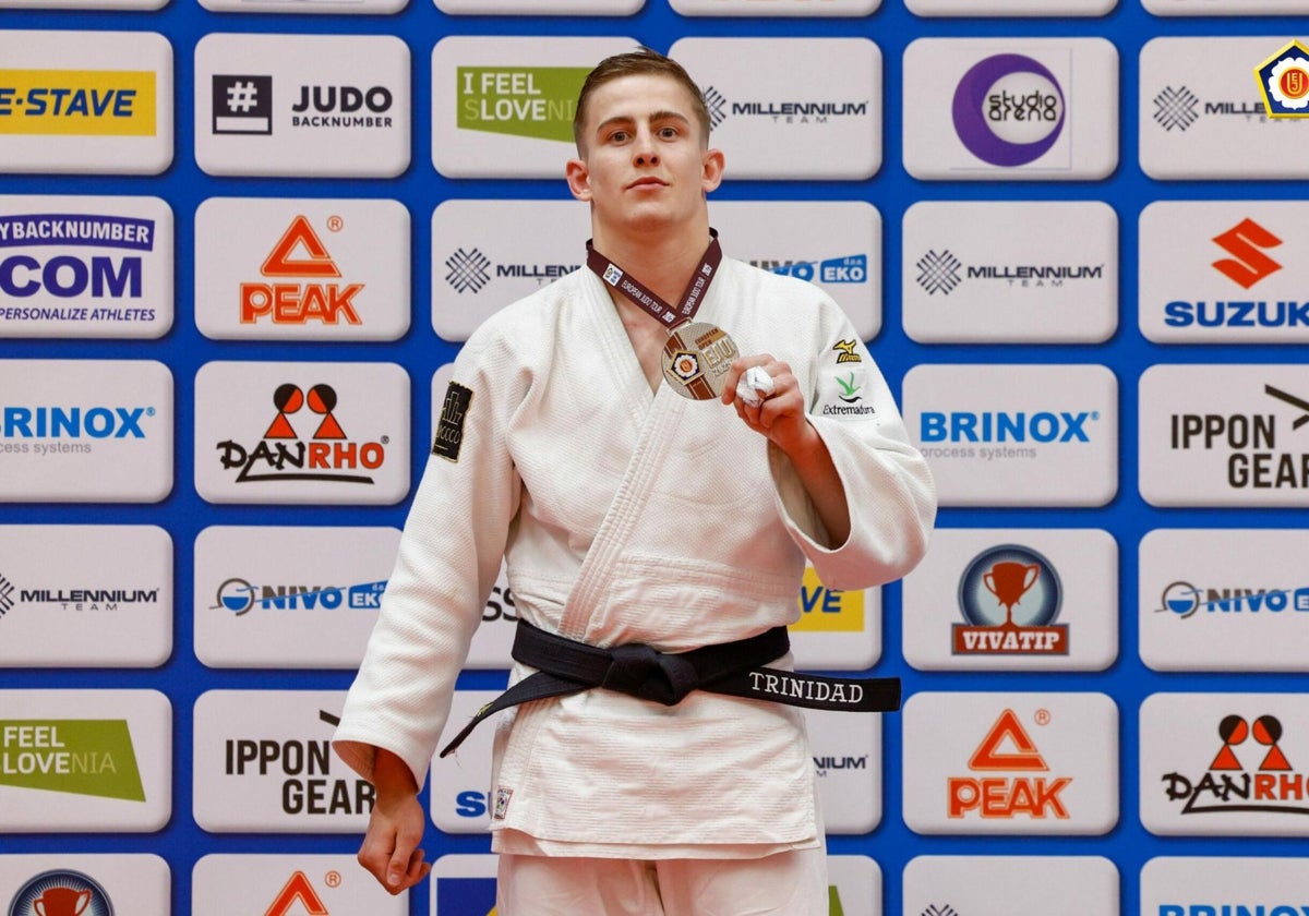 Dani Nieto, en el podio con la medalla de plata en el Open Europeo de Eslovenia.