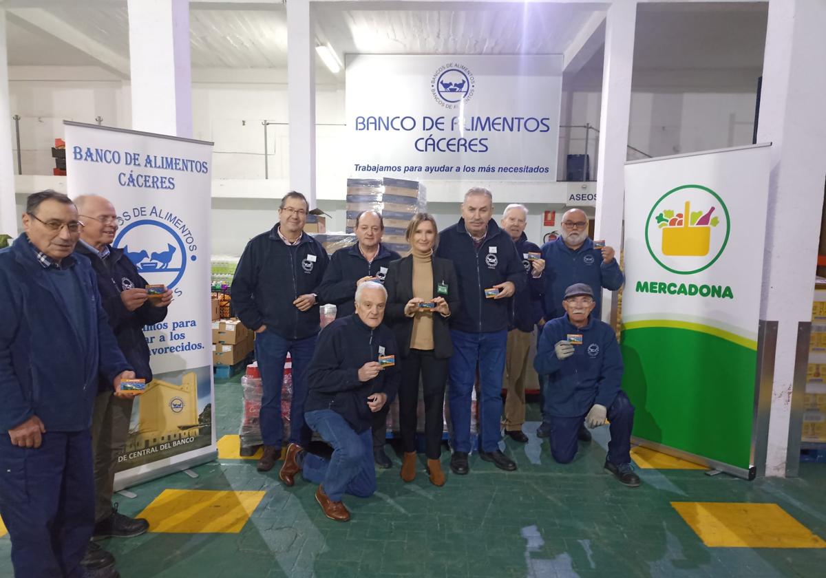 Maribel Martín-Romo, directora de Relaciones Externas de Mercadona en Extremadura, haciendo la entrega de los productos a los trabajadores del Banco de Alimentos de Cáceres.