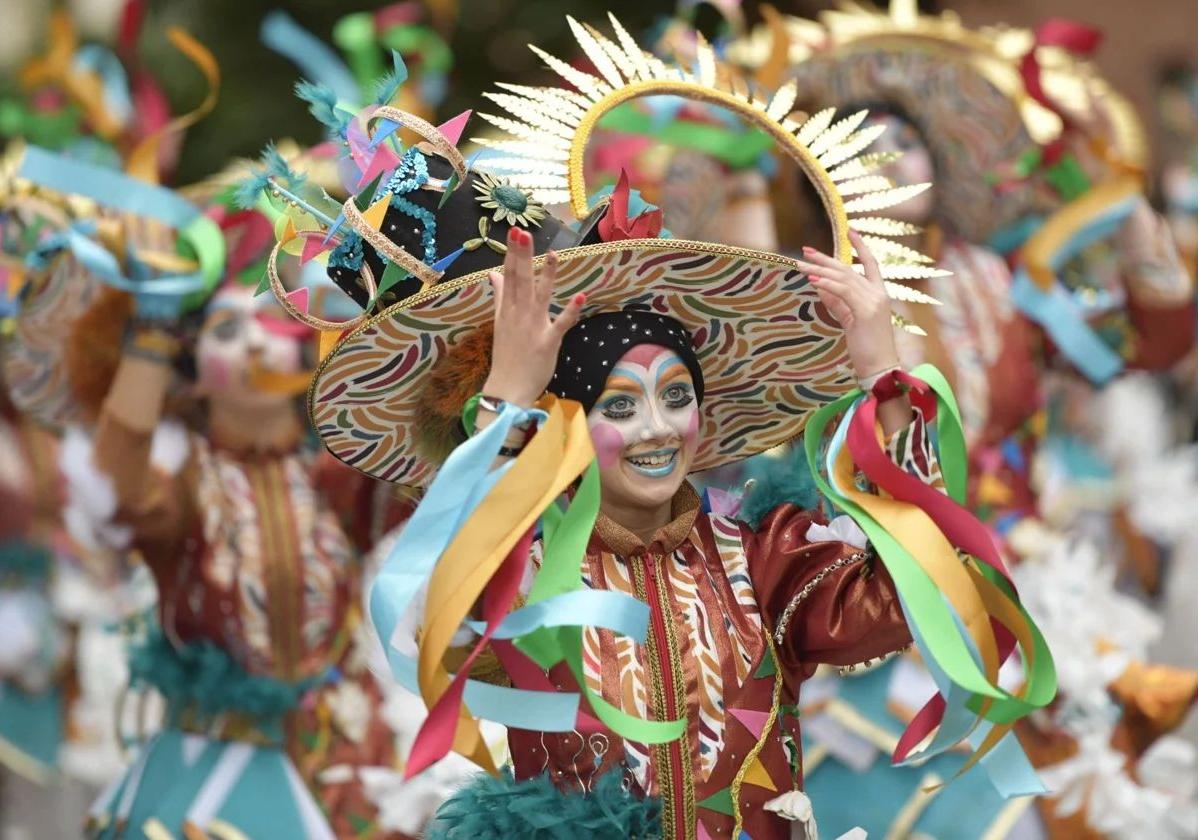 Comparsa Shantala en el último desfile del Carnaval de Badajoz.