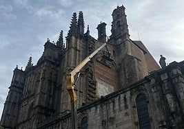 Así se montó el mural del Cristo de once metros en Plasencia