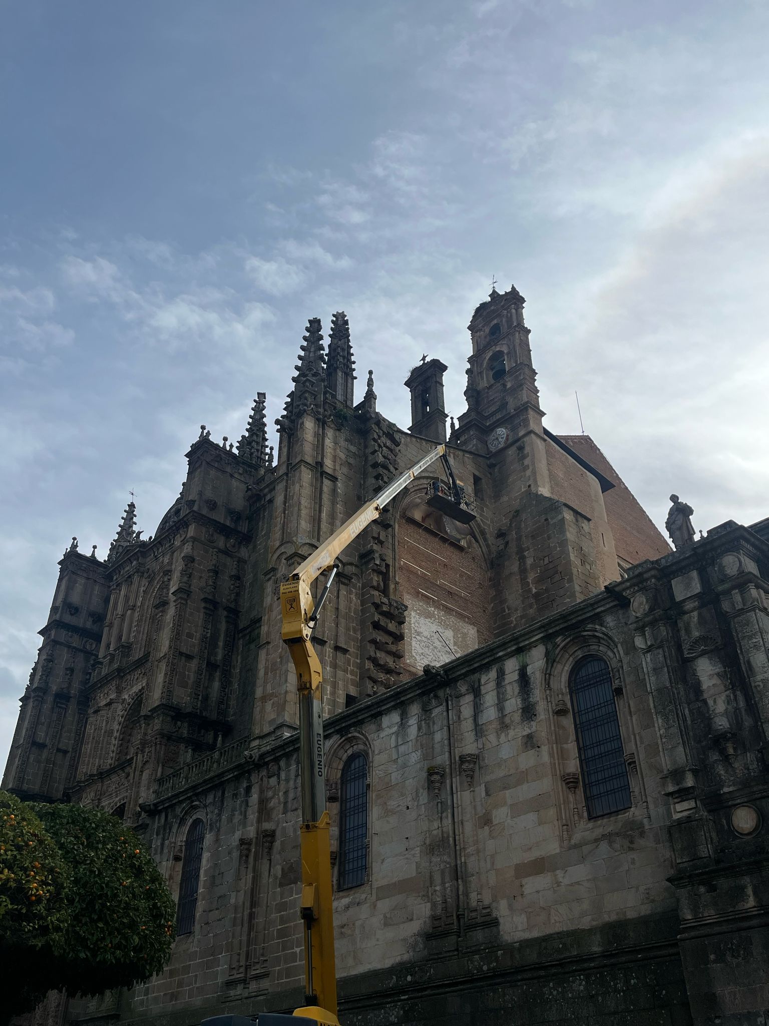 Así se montó el mural del Cristo de once metros en Plasencia