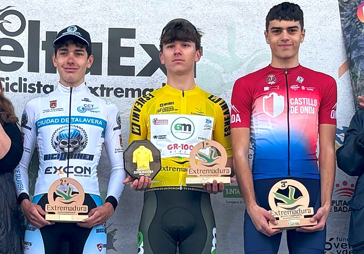 Álvaro Domínguez, en lo más alto del podio como ganador de la Vuelta a Extremadura Júnior.