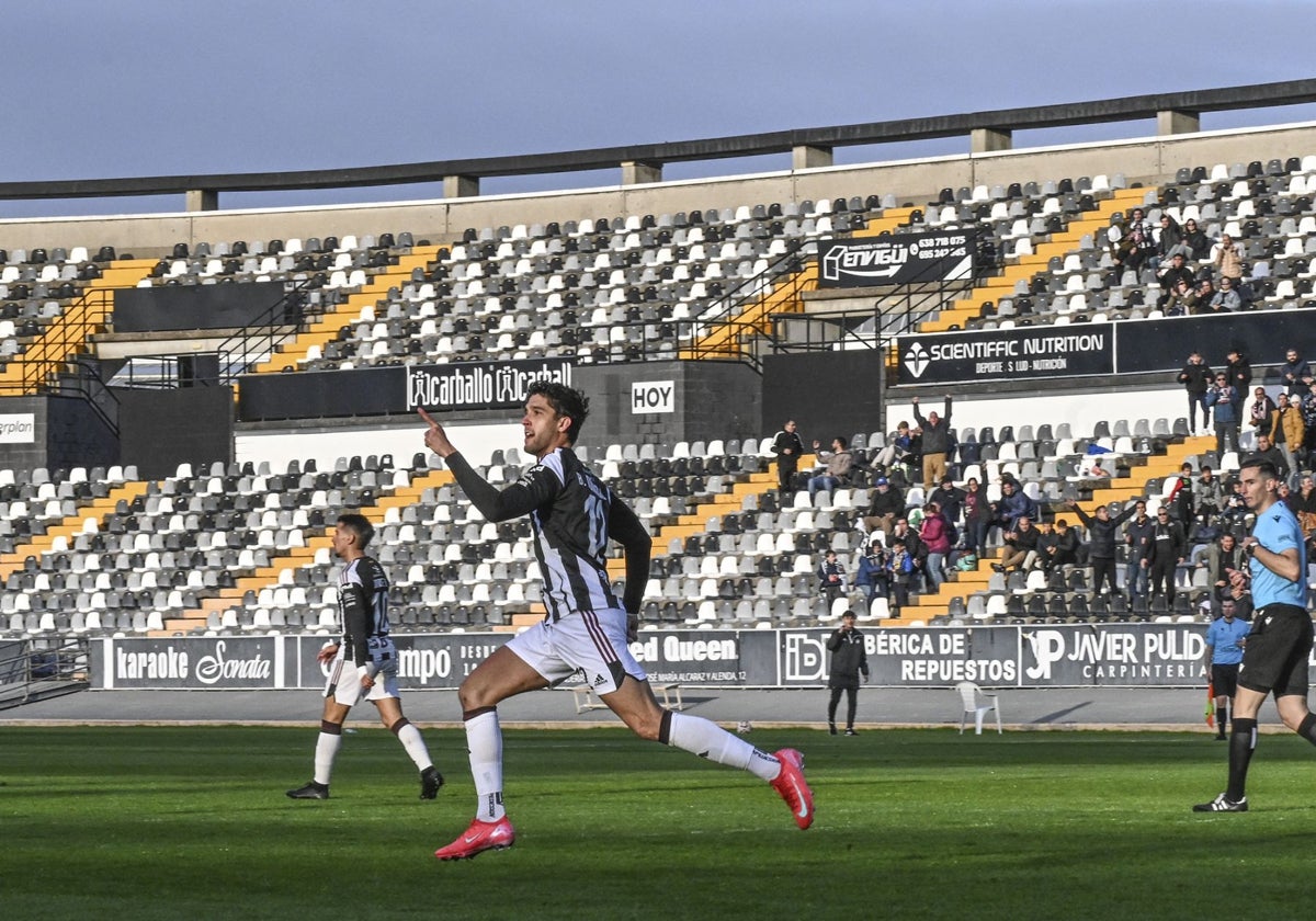 Borja Domingo celebra su primer gol con el Badajoz que inició la remontada ante el Diocesano.