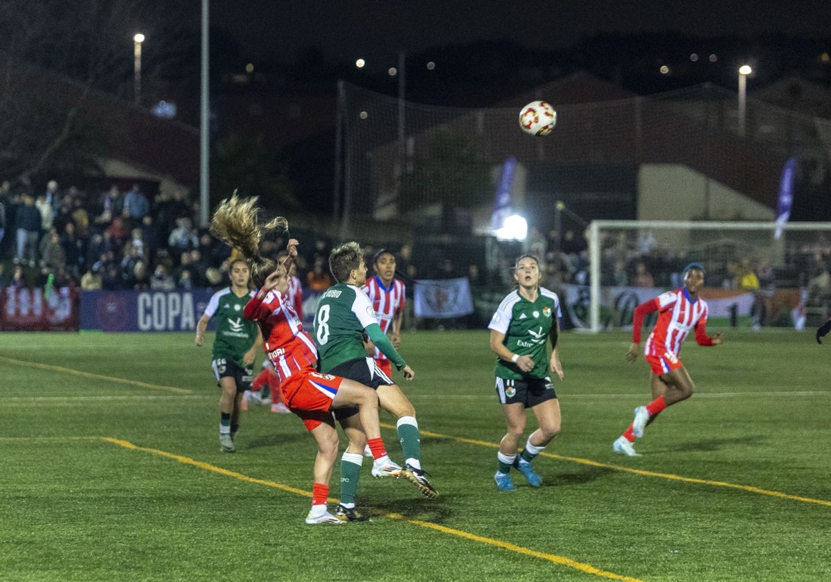 Acción del duelo copero entre el Cacereño y el Atlético de Madrid.