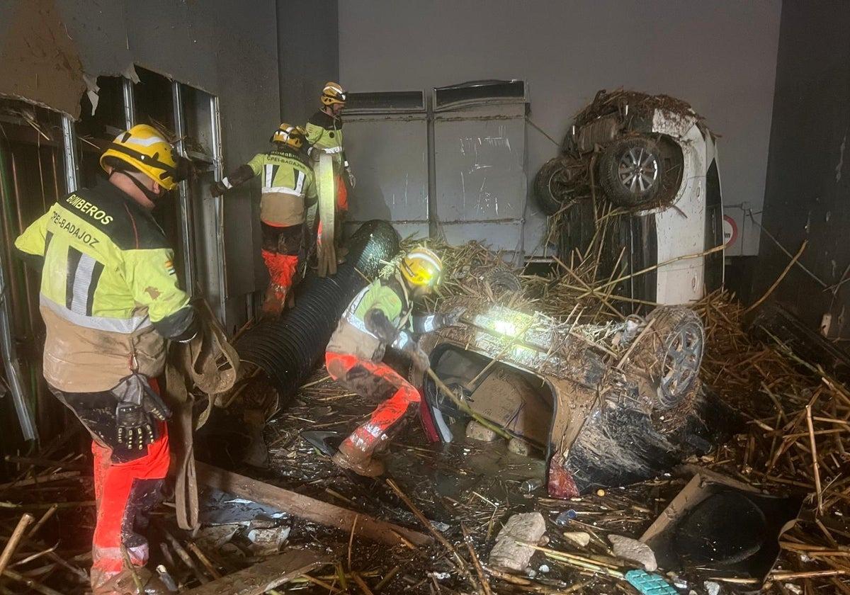 Bomberos del CPEI de Badajoz ayudando tras la dana en la Comunidad de Valencia.