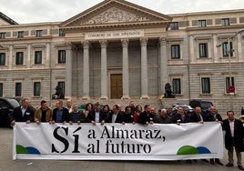 Delegación extremeña partidaria de la prórroga de la central, este martes en el Congreso.