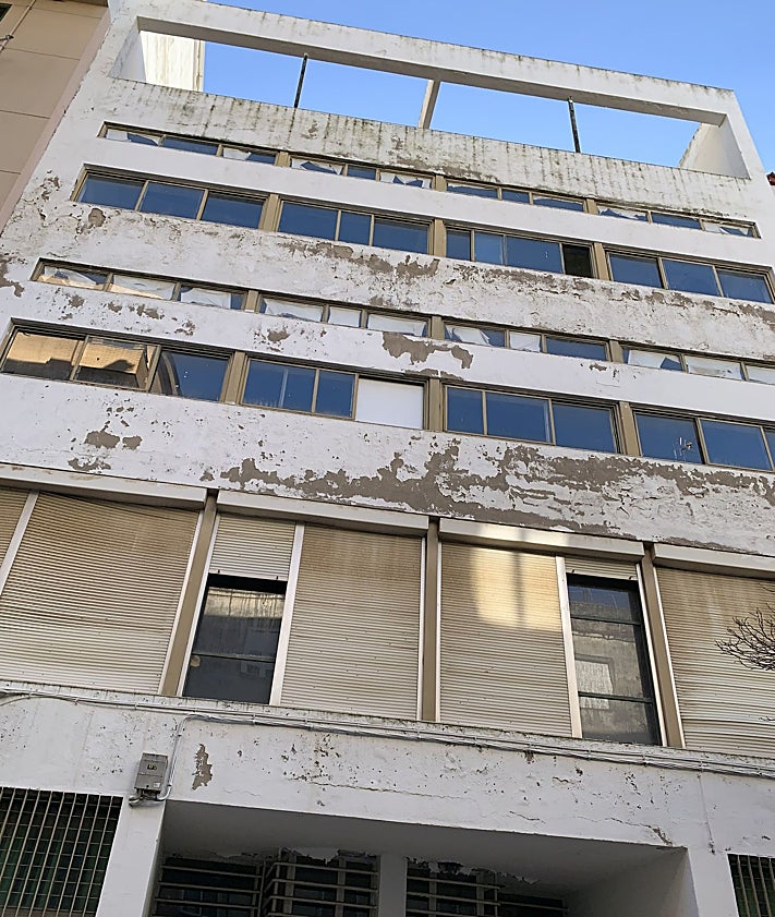Imagen secundaria 2 - Aspecto del área de intervención, en el acceso por García Plata de Osma, primera imagen. En una foto del estudio de detalle, edificaciones interiores, y la fachada por sanguino Michel, muy deteriorada pero sin daños estructurales, según los informes.
