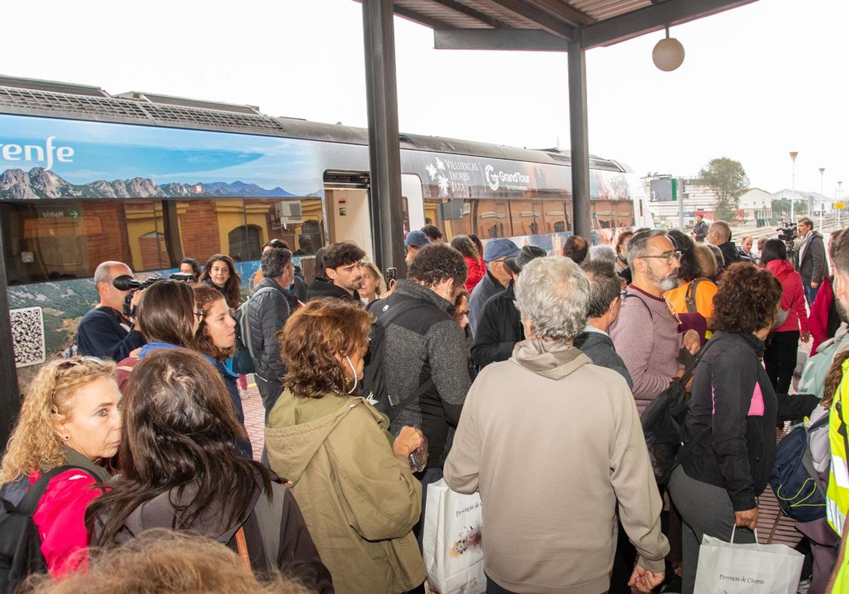 Usuarios del tren turístico en estación de Cáceres.