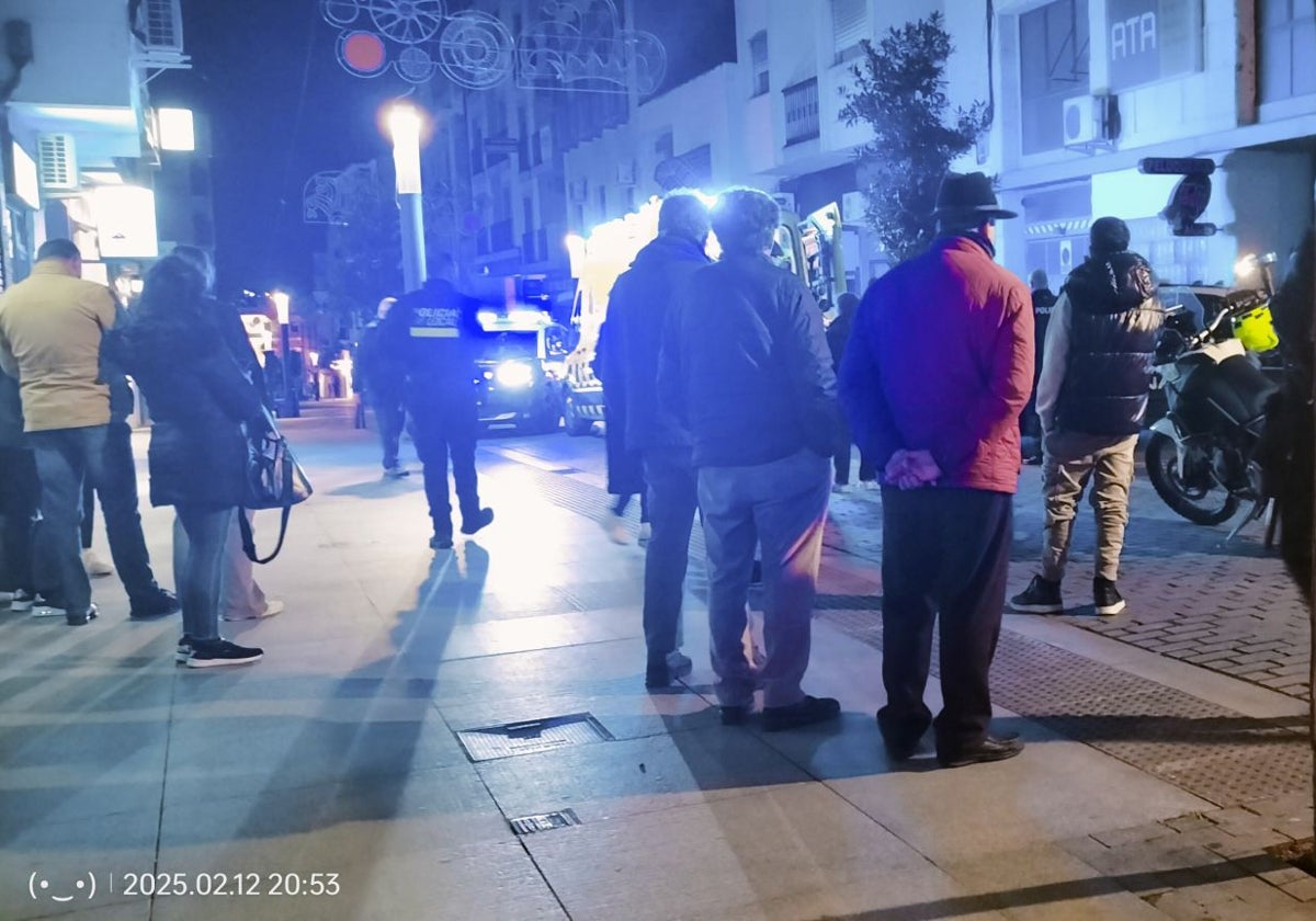 Momento en el que tratan de reanimar a la mujer en la calle.