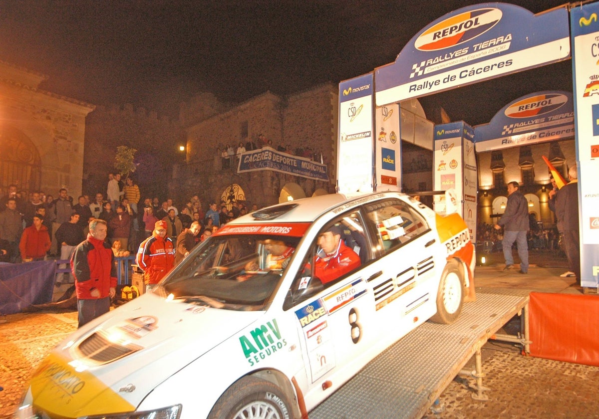 Imagen del rally de Cáceres, que llegó hasta la Plaza Mayor con varias figuras del motor en 2006.