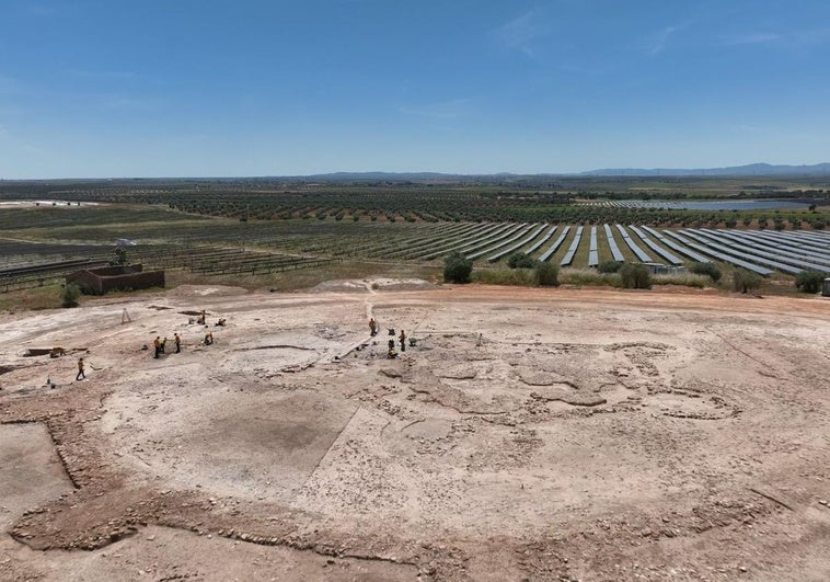 Las placas solares rodean el yacimiento de Cortijo Lobato.