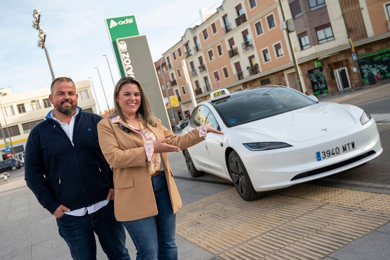 Daniel Pinilla y Noelia Venera junto a su taxi Tesla.