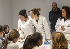 Celebración de actividades por el día de la niña en la ciencia en el Raimundo Medina