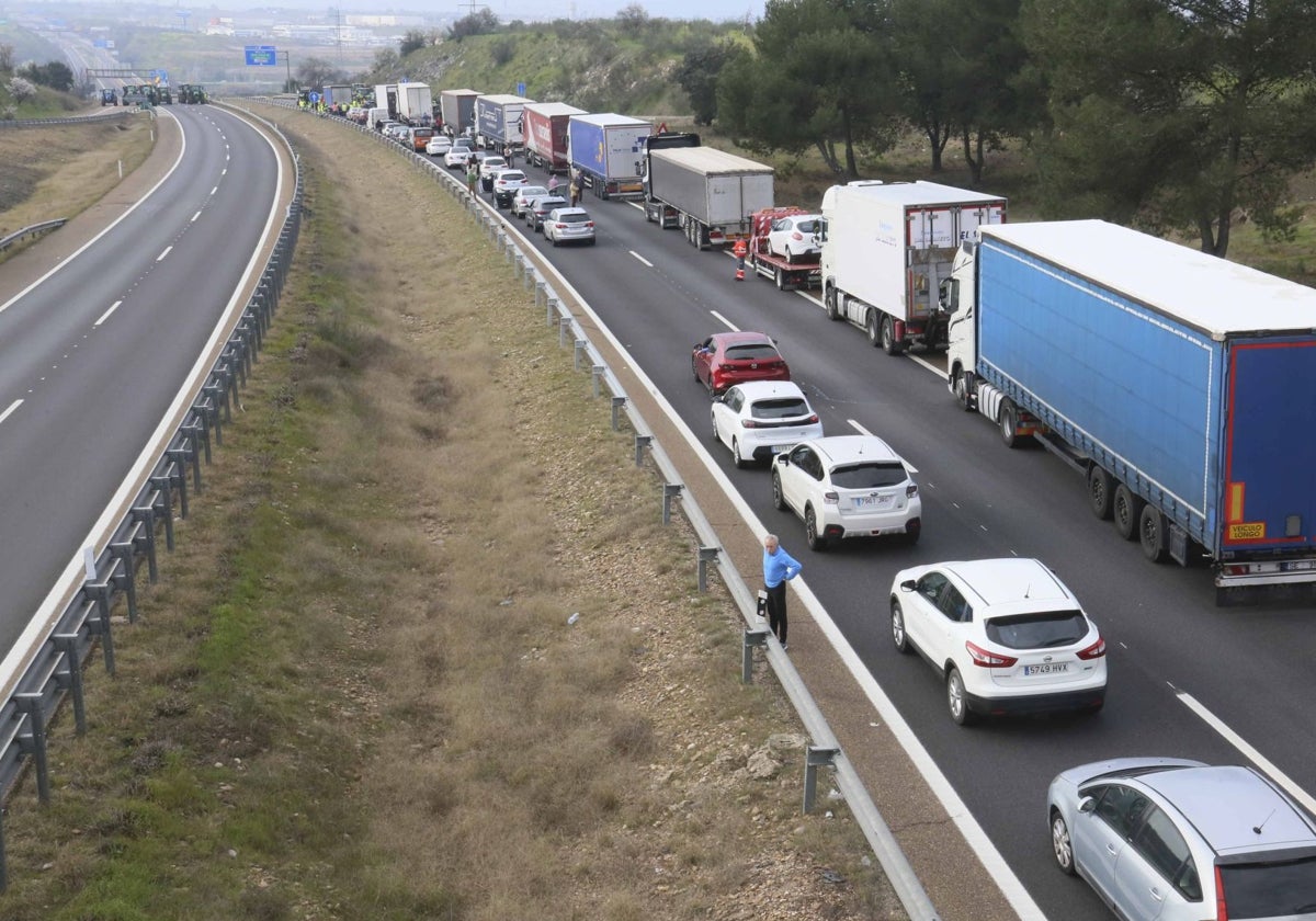 Tramo de la autovía A-5 en Mérida cortado al tráfico por la protesta de agricultores el 6 de febrero del año pasado.