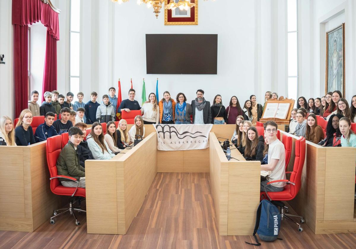 Alumnos alemanes, este jueves en el salón de plenos del Ayuntamiento de Mérida.