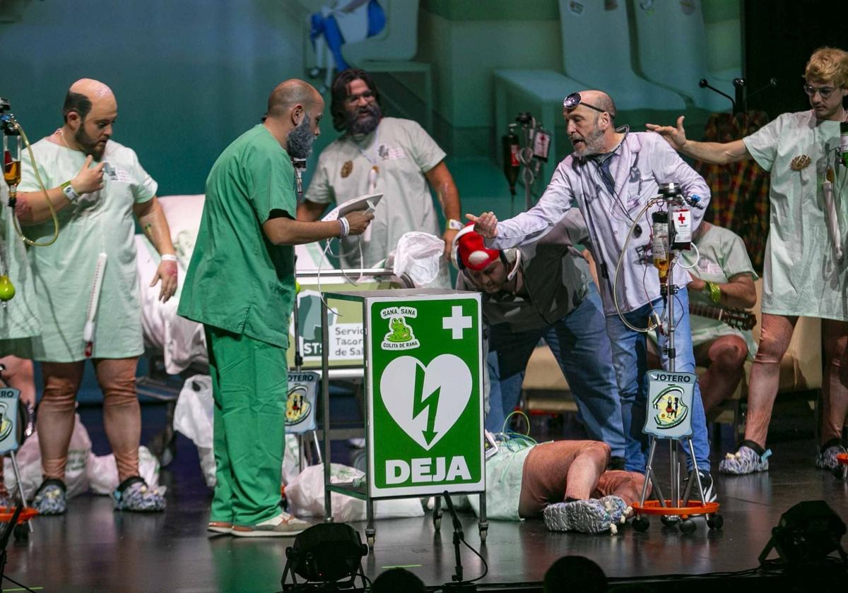 Primer día de actuaciones del Concurso Oficial de Agrupaciones del Carnaval Romano en el Teatro María Luisa.