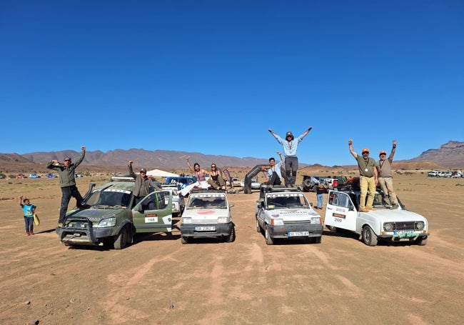 Con los compañeros que han conocido durante la prueba y un coche de asistencia.