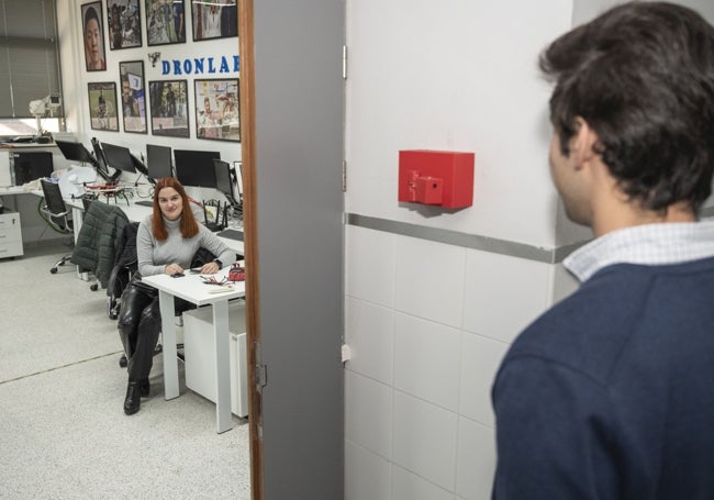 La cámara abre la puerta del laboratorio a los usuarios escaneados.