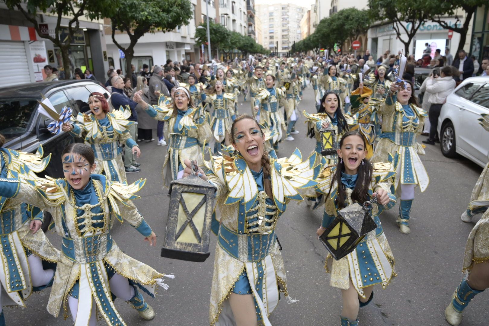 Así ha sido el desfile de comparsas con motivo de Las Candelas de Santa Marina