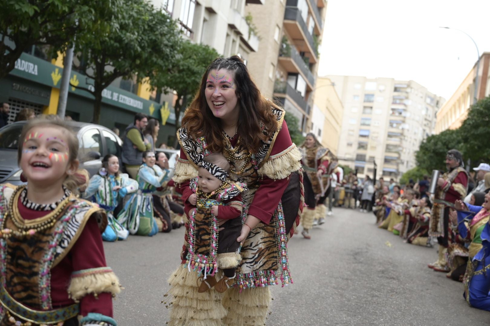 Así ha sido el desfile de comparsas con motivo de Las Candelas de Santa Marina