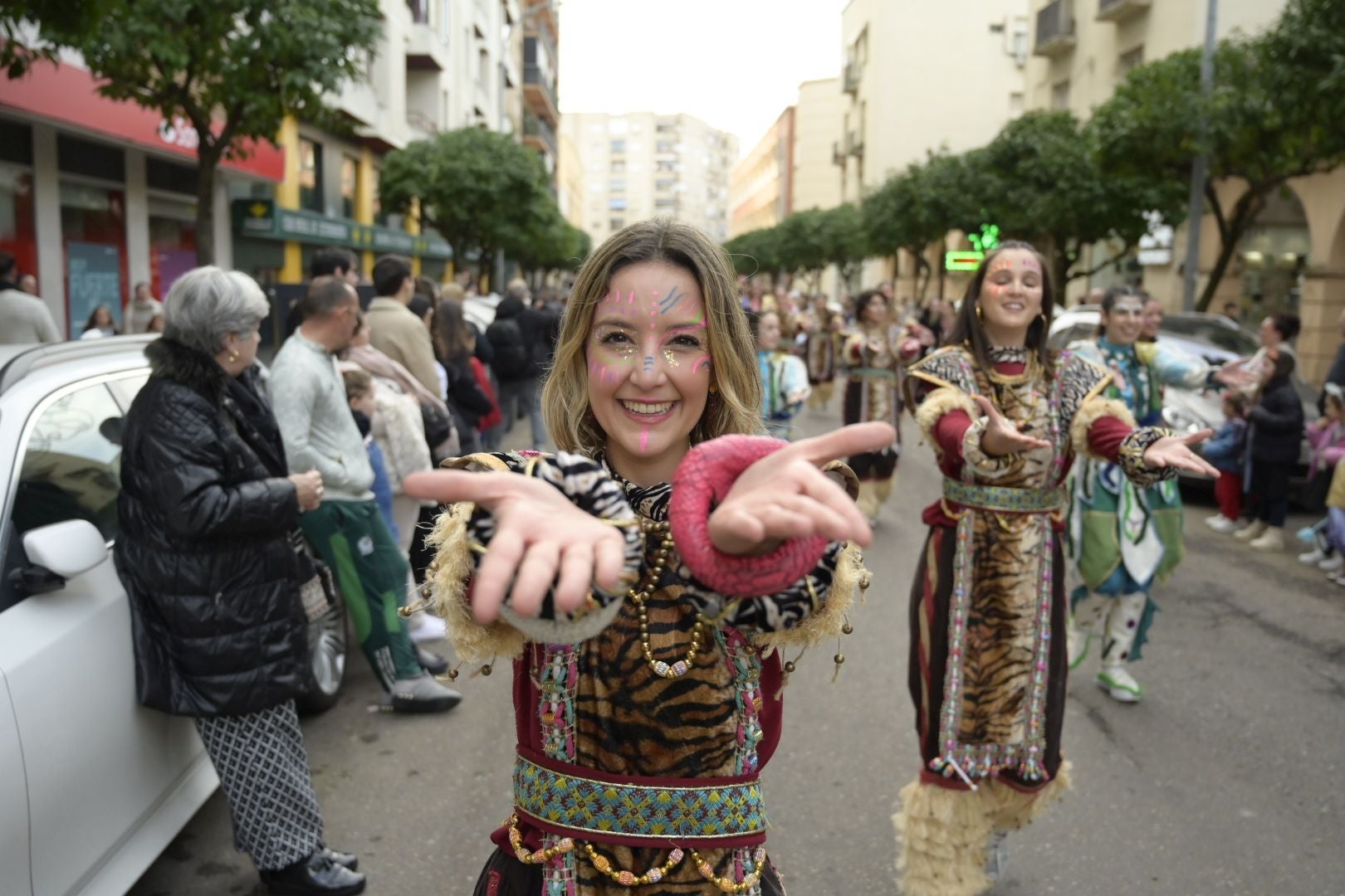 Así ha sido el desfile de comparsas con motivo de Las Candelas de Santa Marina