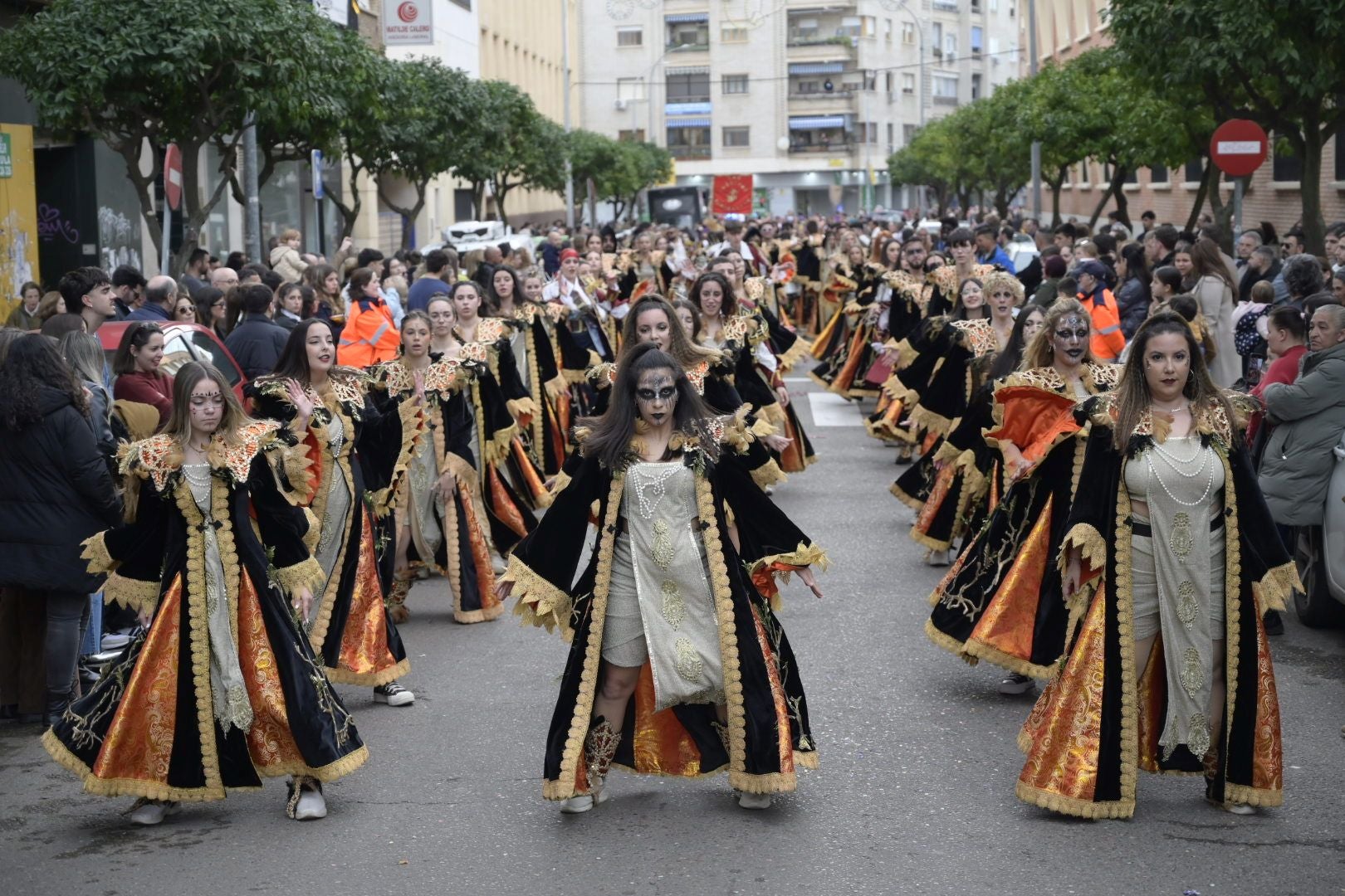 Así ha sido el desfile de comparsas con motivo de Las Candelas de Santa Marina