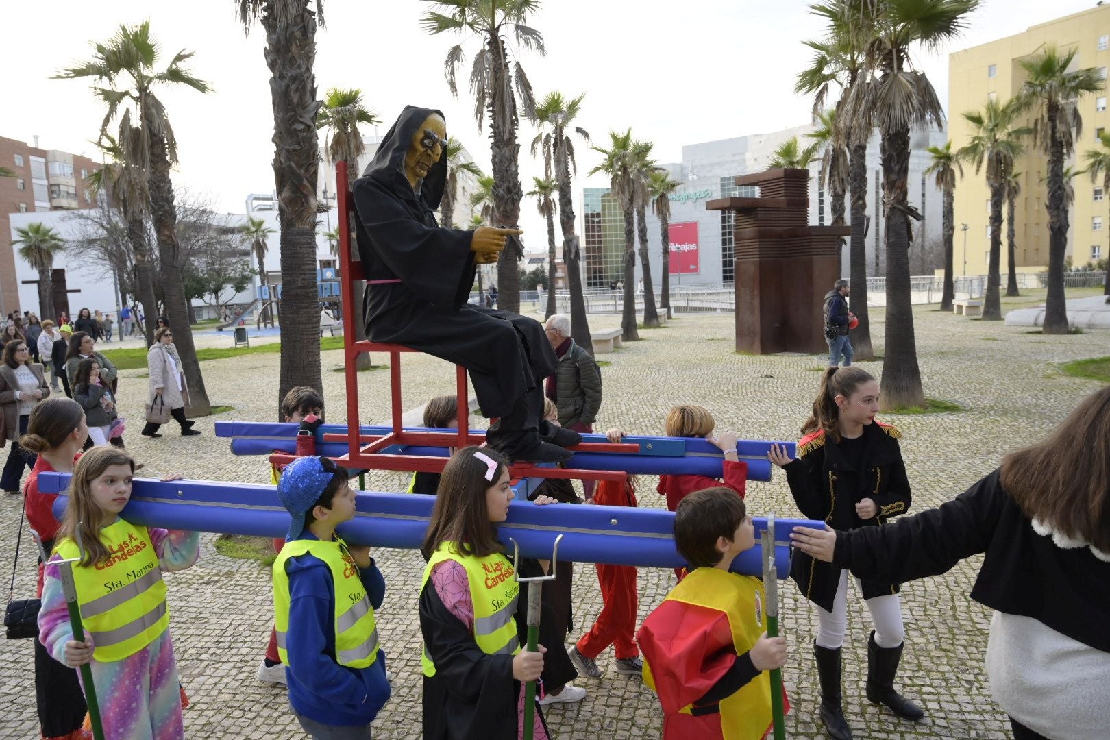 Así ha sido el desfile de comparsas con motivo de Las Candelas de Santa Marina