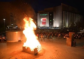 Así ha sido la quema del 'marimanta' y la degustación de hornazos y vino