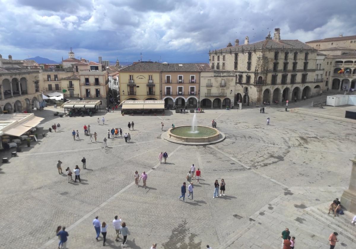 La plaza Mayor trujillana, con visitantes.