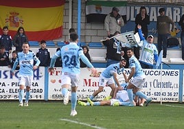 Los jugadores del Coria celebran un gol de Mercadal.