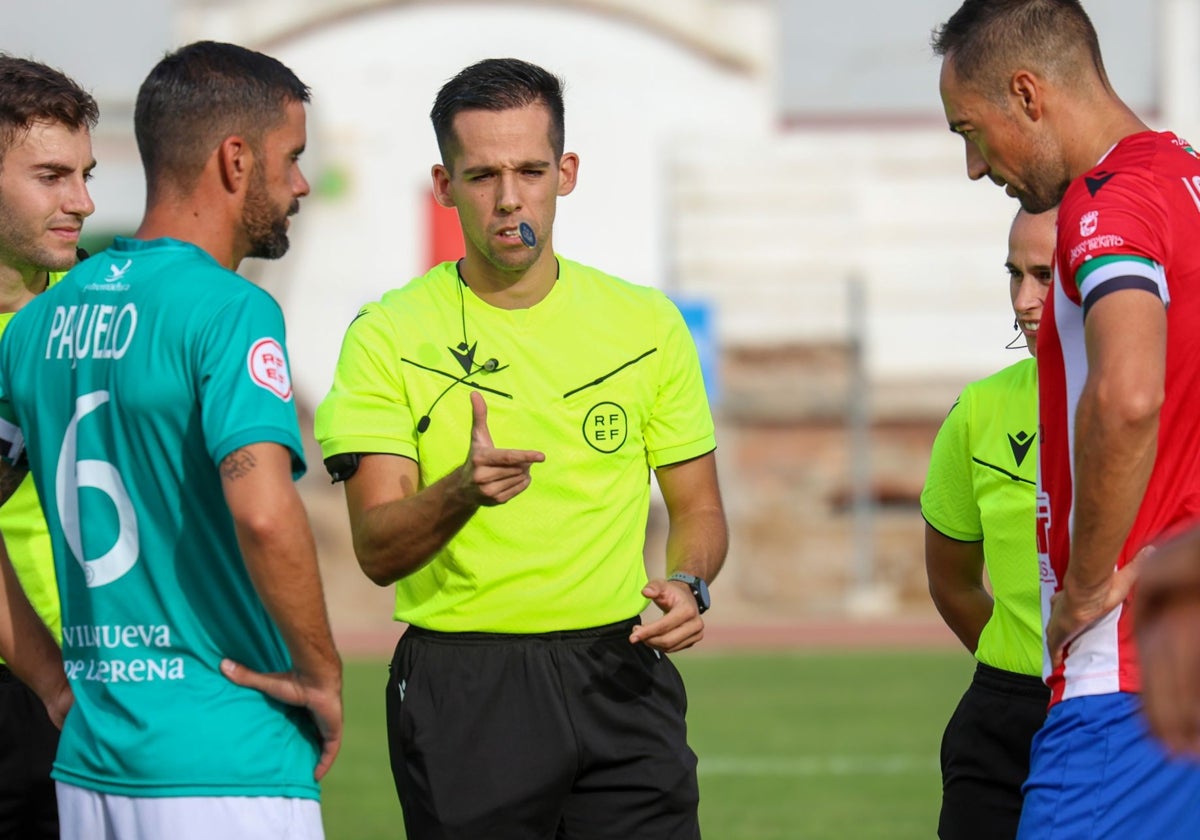 Sorteo entre capitanes en el partido de la primera vuelta.