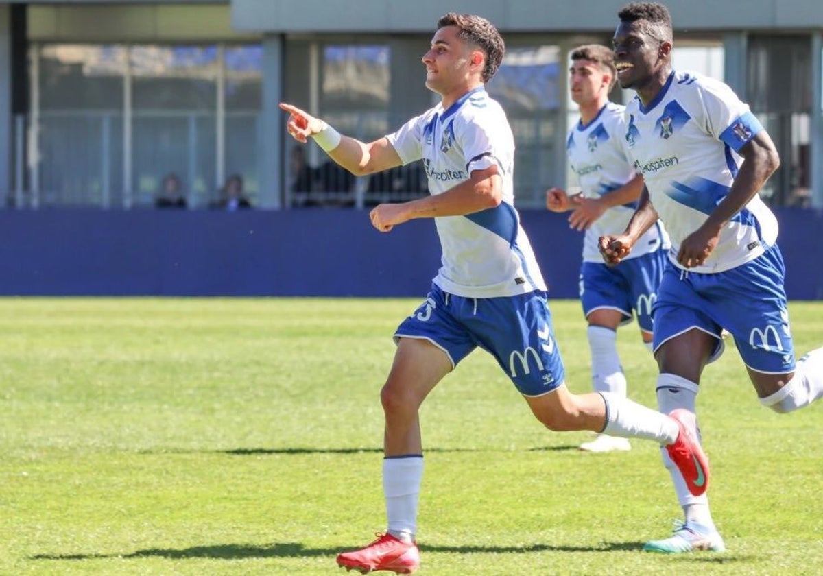 Fran Sabina celebra el gol del Tenerife B al Coria de libre indirecto.