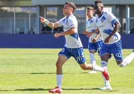 Fran Sabina celebra el gol del Tenerife B al Coria de libre indirecto.