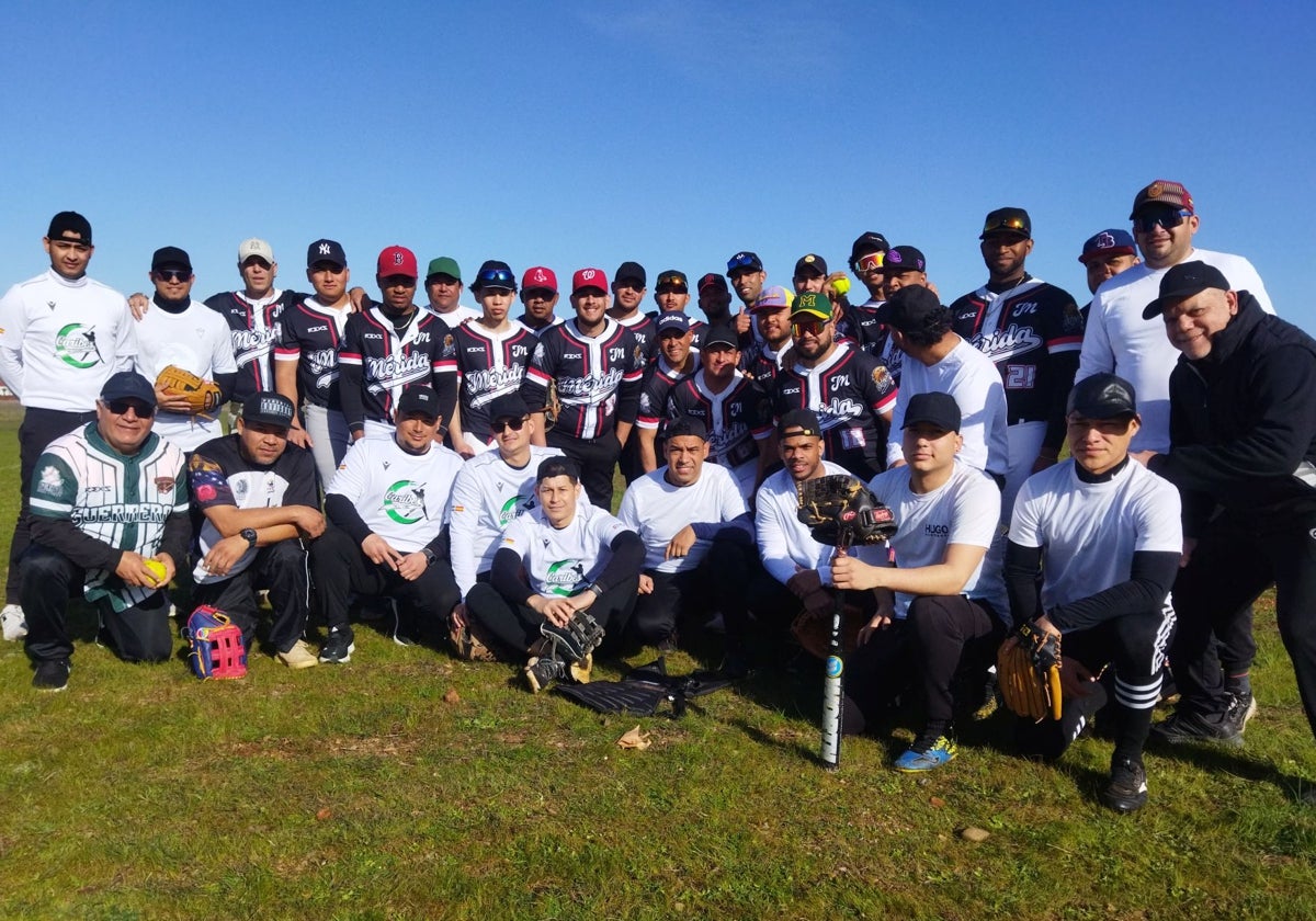 Jugadores de sóftbol en el recinto ferial de Cáceres este domingo.