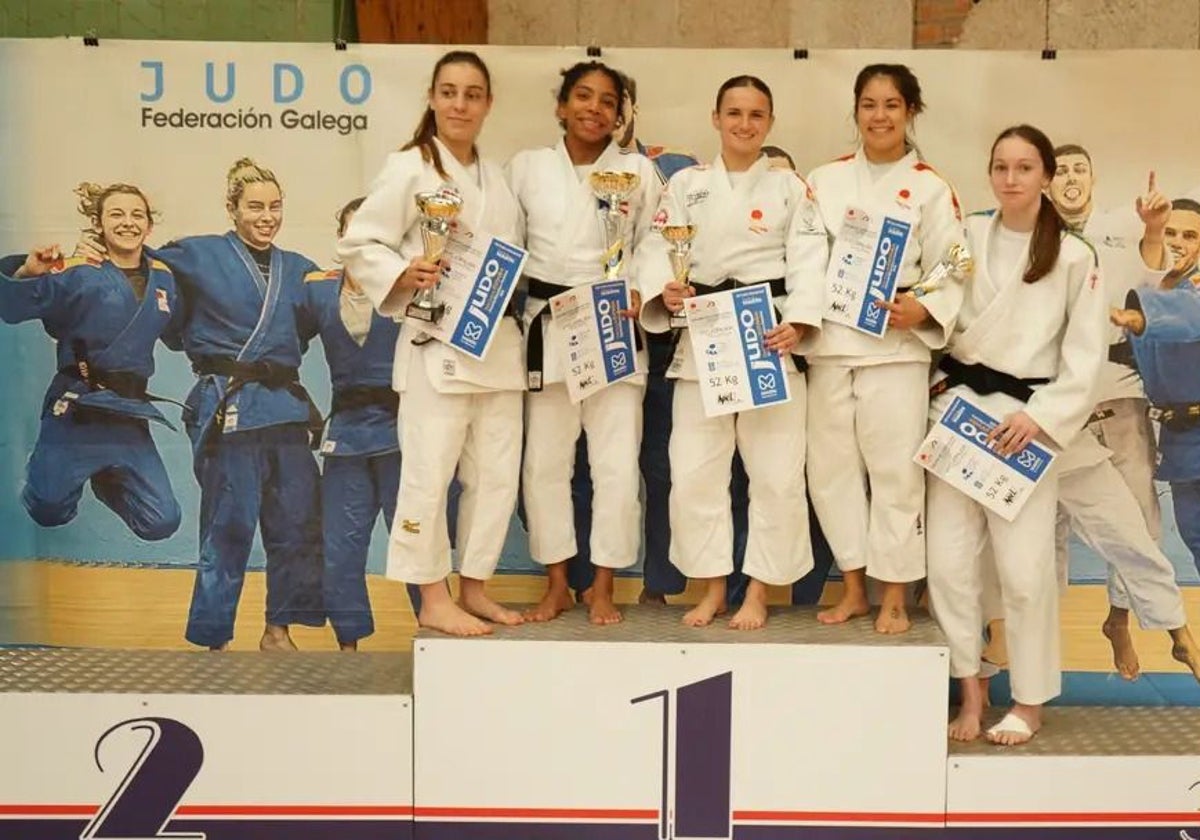 Gala Martínez, en el podio tras conseguir el bronce en la Supercopa de España.