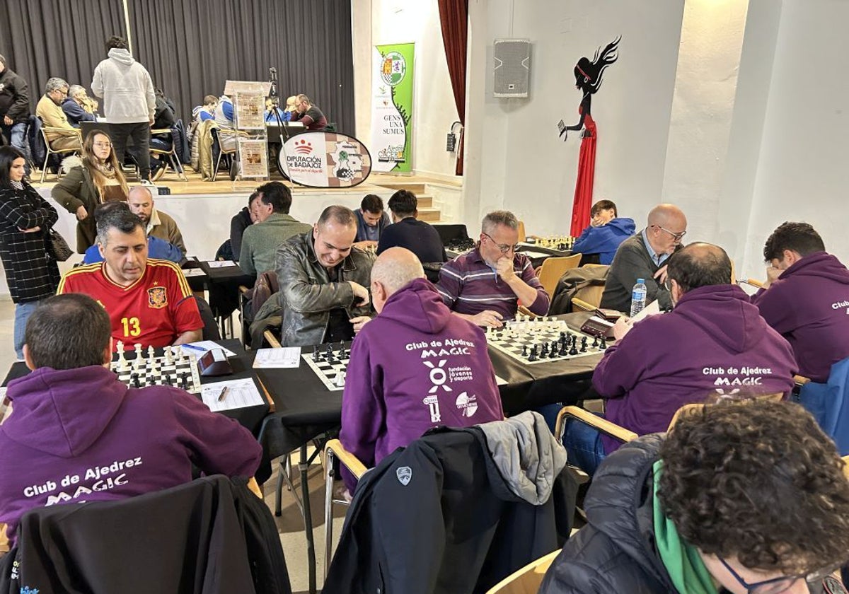 Los jugadores del Magic durante las partidas de la última jornada en Sierra de Fuentes.