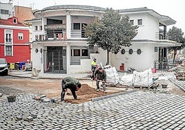 Los obreros trabajando ayer en instalación de la plataforma única en la plaza de Santa Ana.