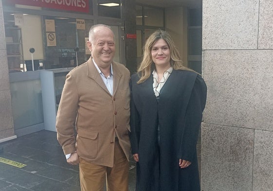 Felipe Saúl Calvo junto a su abogada, Laura Batuecas.