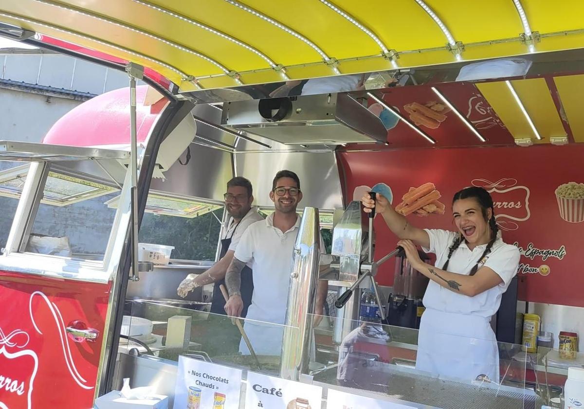 Imagen principal - Carlos es un emprendedor que habla cuatro idiomas y que ha encontrado en esta caravana vintage un vehículo de vida.