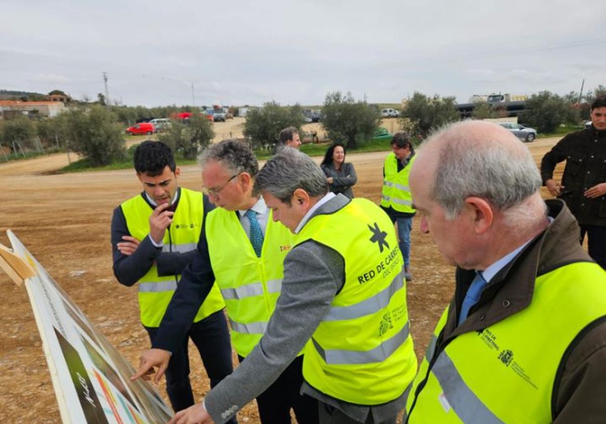 El secretario de Estado de Transportes José Antonio Santano ha visitado las obras de la variante de Zafra.