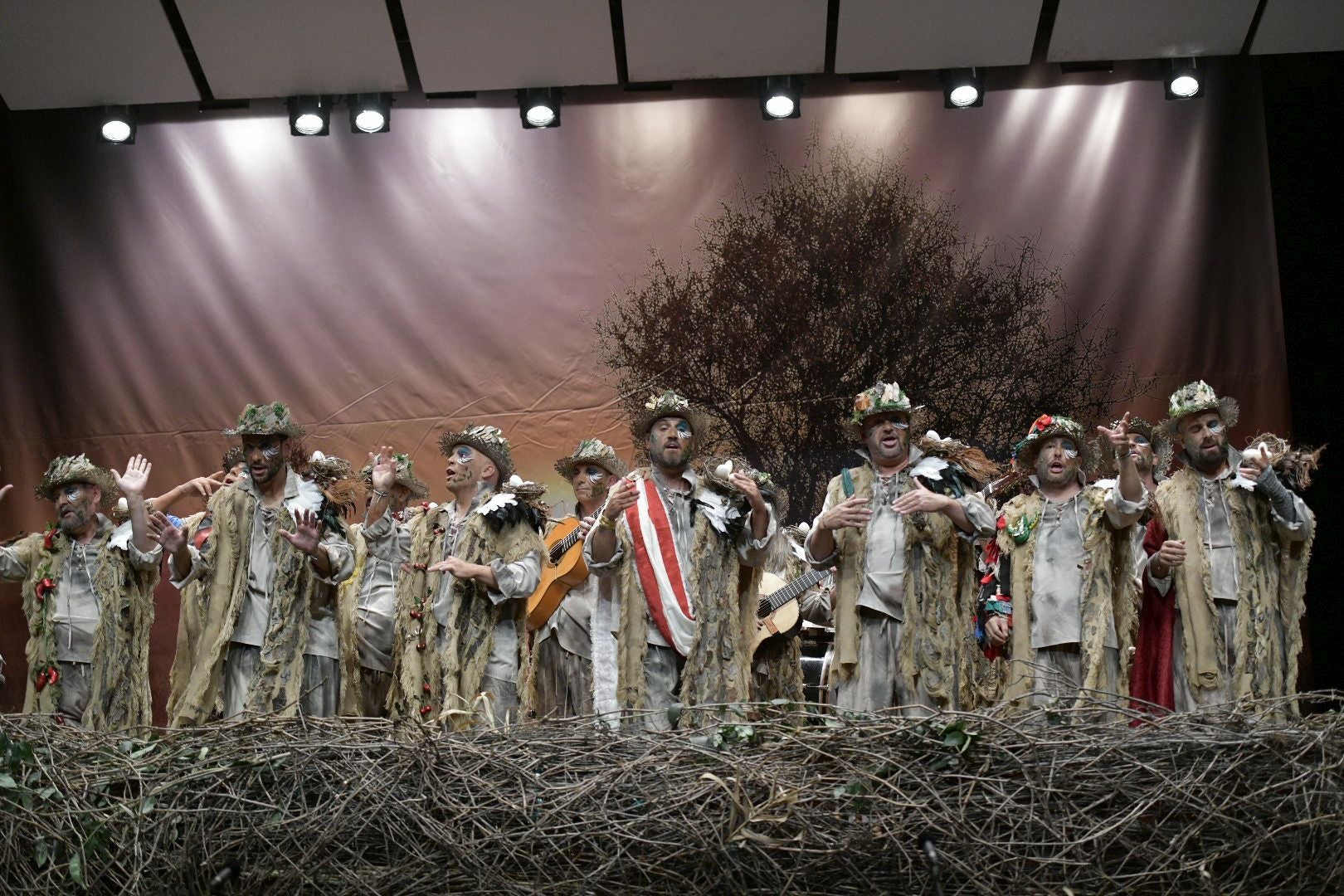 Actuación de la murga Dakipakasa como 'Patria' el primer día de preliminares del Concurso de Murgas del Carnaval de Badajoz 2025