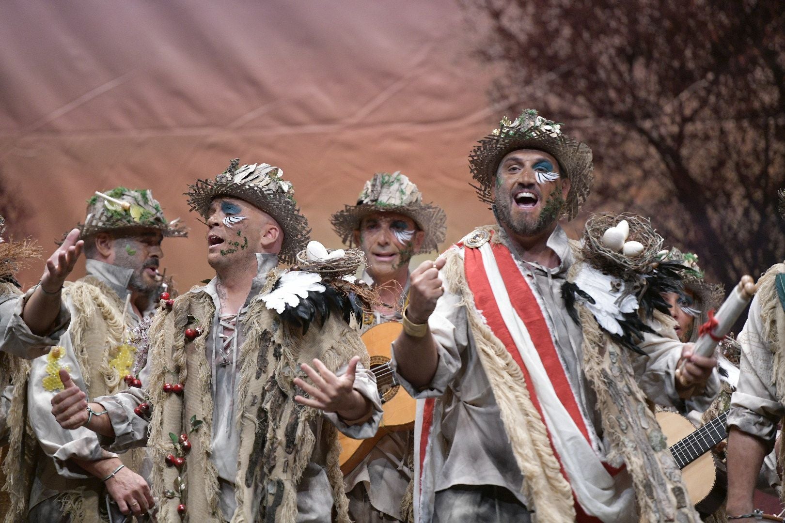 Actuación de la murga Dakipakasa como 'Patria' el primer día de preliminares del Concurso de Murgas del Carnaval de Badajoz 2025